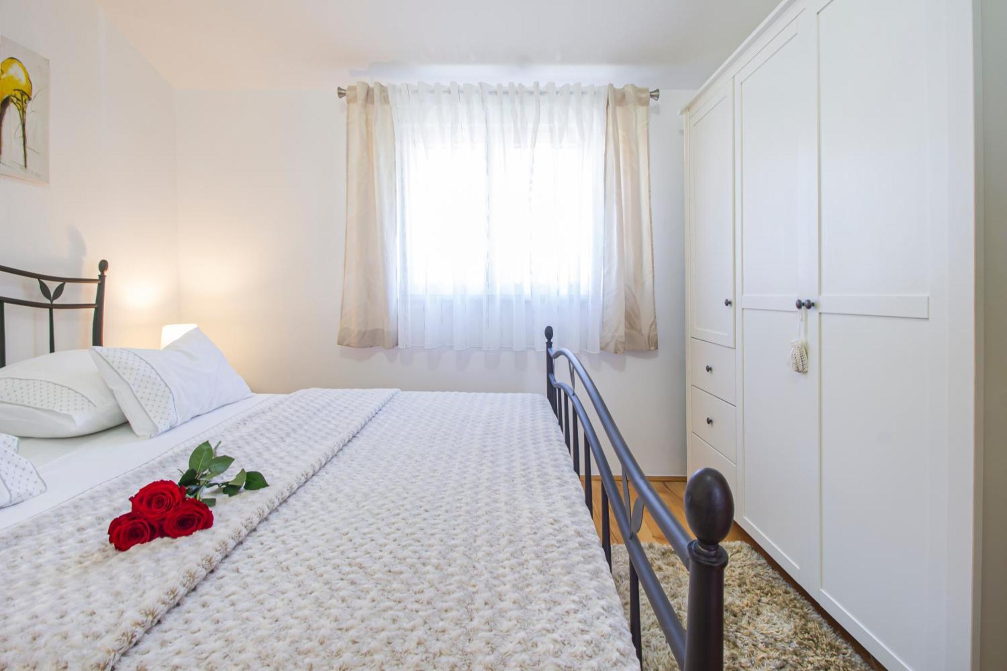 מאקרסקה Apartment Anita With Amazing Sea View מראה חיצוני תמונה